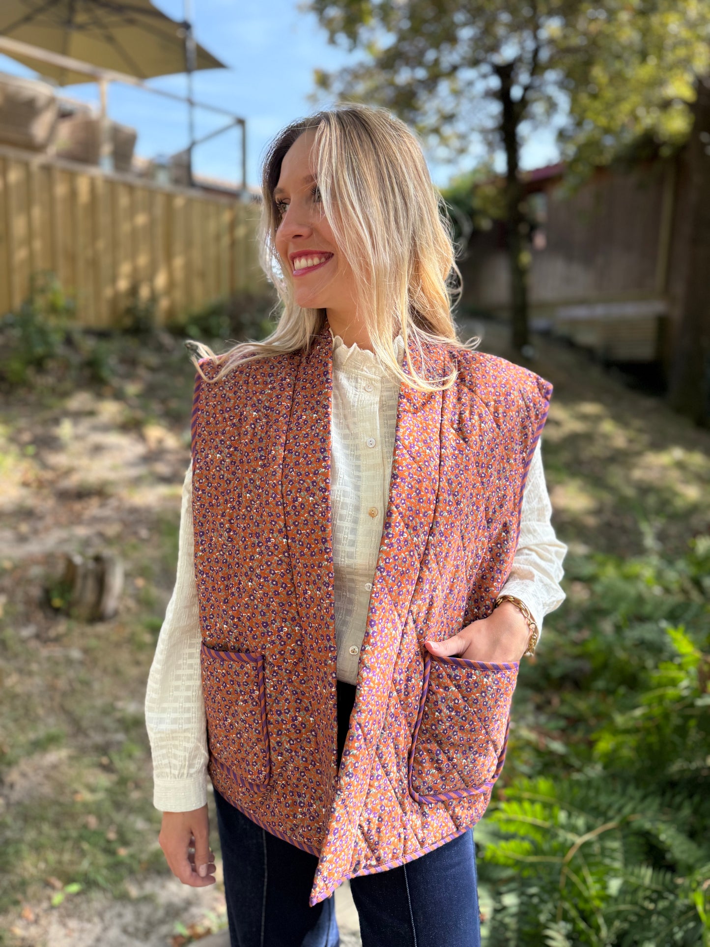 Gilet sans manches Simone – Imprimé fleuri orange